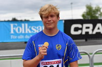 Leo Bystedt med guld-medaljen från JSM i somras. Foto: Deca Text & Bild